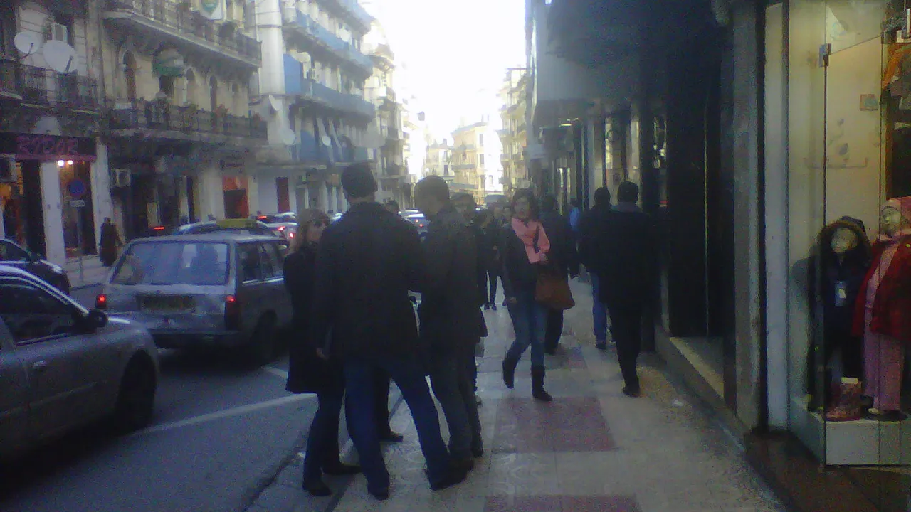 Rue Didouche Mourad, à Alger