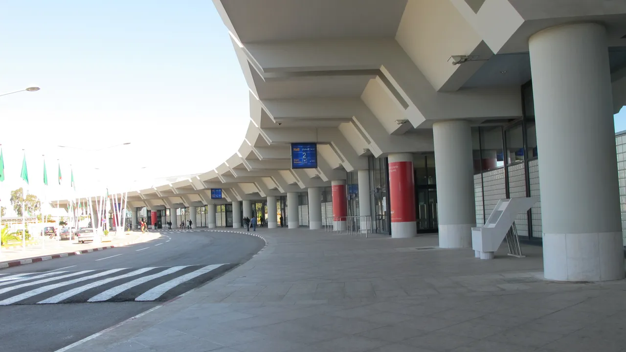 Parvis de la nouvelle aérogare de l'aéroport d'Alger Houari Boumediene