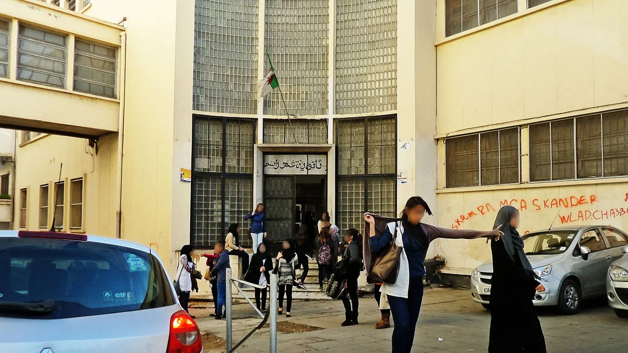 Entrée du lycée Omar Racim, à Alger