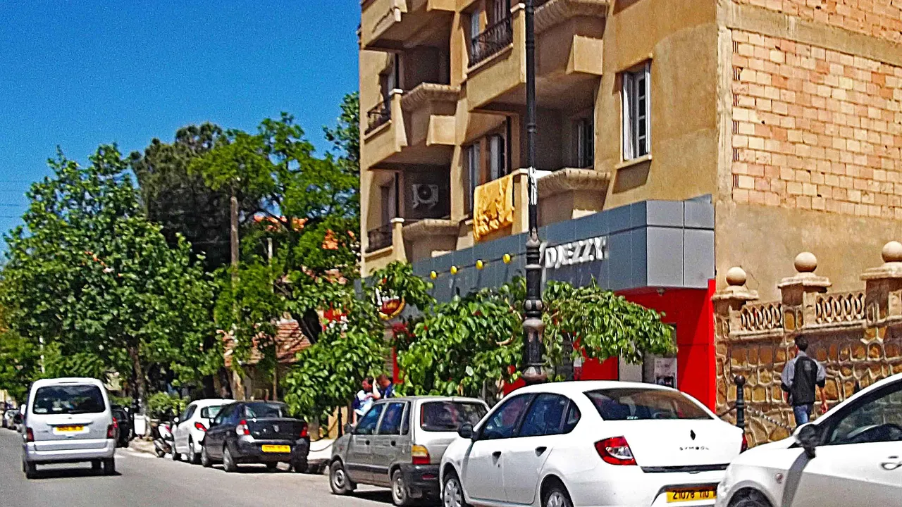 Boutique Djezzy dans une rue de Médéa